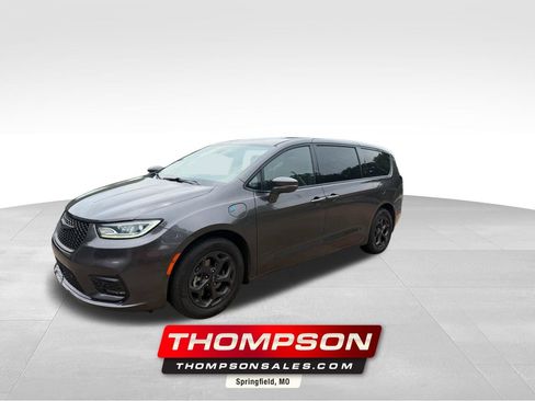 Used 2022 Chrysler Pacifica Limited w/ Uconnect Theater Family Group FWD image 1