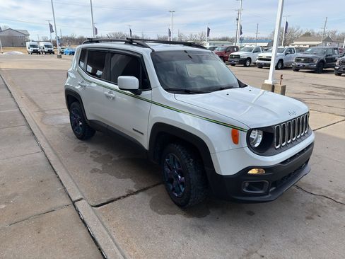 Used 2016 Jeep Renegade Latitude w/ Popular Equipment Group image 3