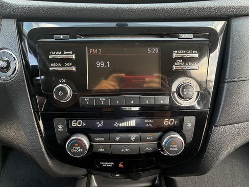 Used 2017 Nissan Rogue SV AWD/4WD image 34