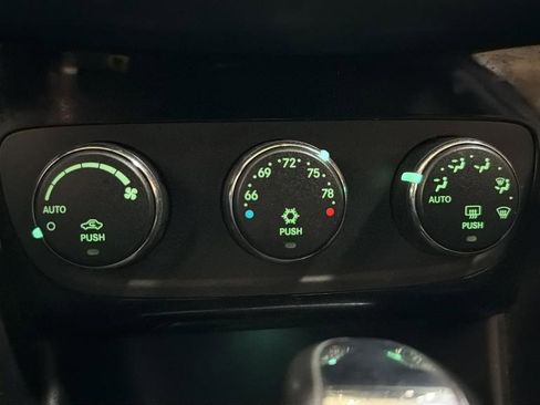 Used 2012 Chrysler 200 Touring image 27