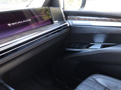 Used 2026 Cadillac Escalade Platinum Sport w/ LPO, ONYX Package image 33