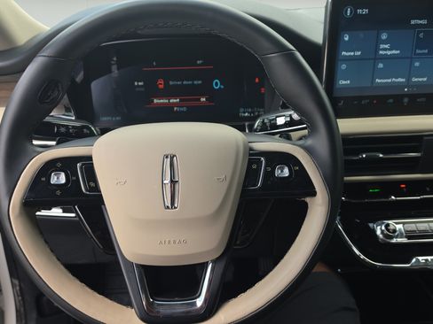 Used 2025 Lincoln Corsair Grand Touring AWD/4WD image 11