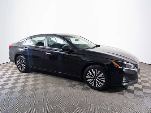 Certified 2023 Nissan Altima 2.5 SV w/ SV Premium Package image 3