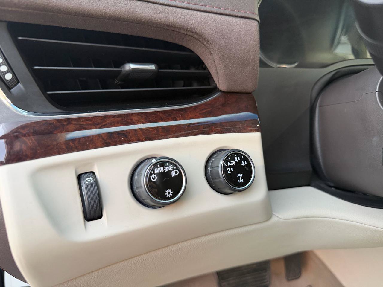 Used 2016 Cadillac Escalade ESV Luxury AWD/4WD image 26
