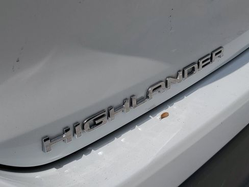 Used 2024 Toyota Highlander XLE FWD image 6