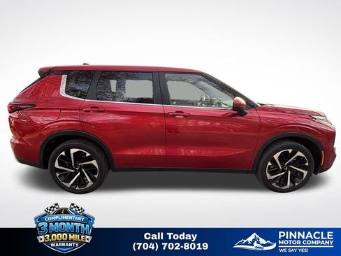 Used 2024 Mitsubishi Outlander SE image 3