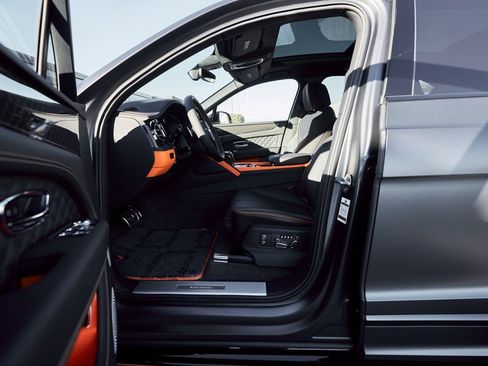 Used 2025 Bentley Bentayga image 31