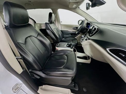 Used 2023 Chrysler Pacifica Touring-L FWD image 7