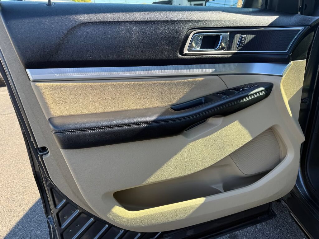Used 2017 Ford Explorer XLT FWD image 8