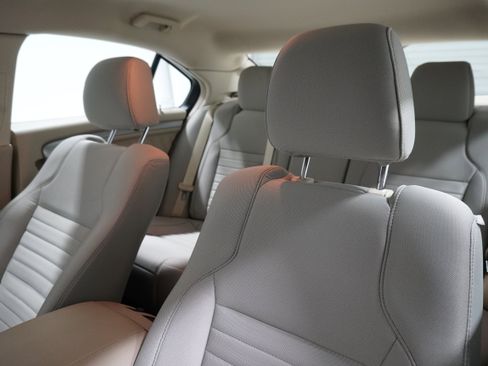 Used 2018 Ford Taurus SE image 10