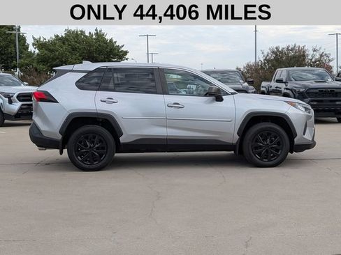 Used 2022 Toyota RAV4 LE AWD/4WD image 4