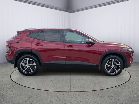 Certified 2024 Chevrolet Trax RS w/ Driver Confidence Package image 2