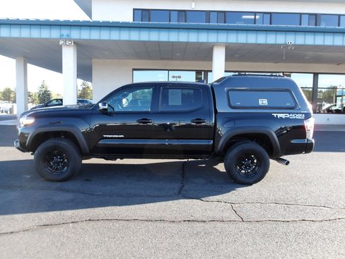 Used 2021 Toyota Tacoma TRD Off-Road image 2