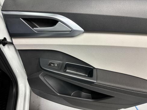 New 2025 Volkswagen Taos SE image 14