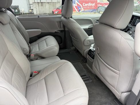 Used 2018 Toyota Sienna XLE Premium w/ Carpet Mat Package image 20