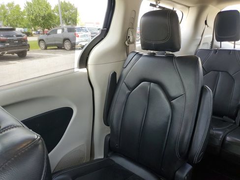 Used 2022 Chrysler Pacifica Touring-L FWD image 8