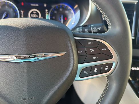 Used 2024 Chrysler Pacifica Touring-L FWD image 21