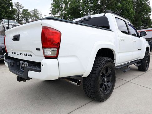 Used 2017 Toyota Tacoma TRD Sport w/ Premium & Technology Package AWD/4WD image 7