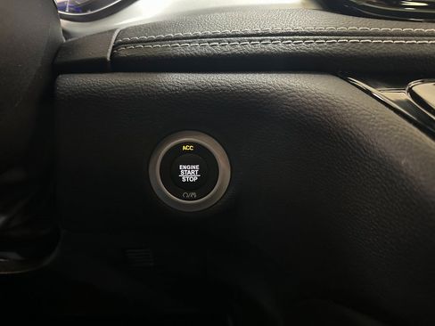 Certified 2025 Chrysler Pacifica Limited image 21