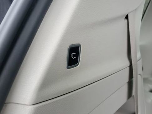 Certified 2024 Chrysler Pacifica Touring-L image 30