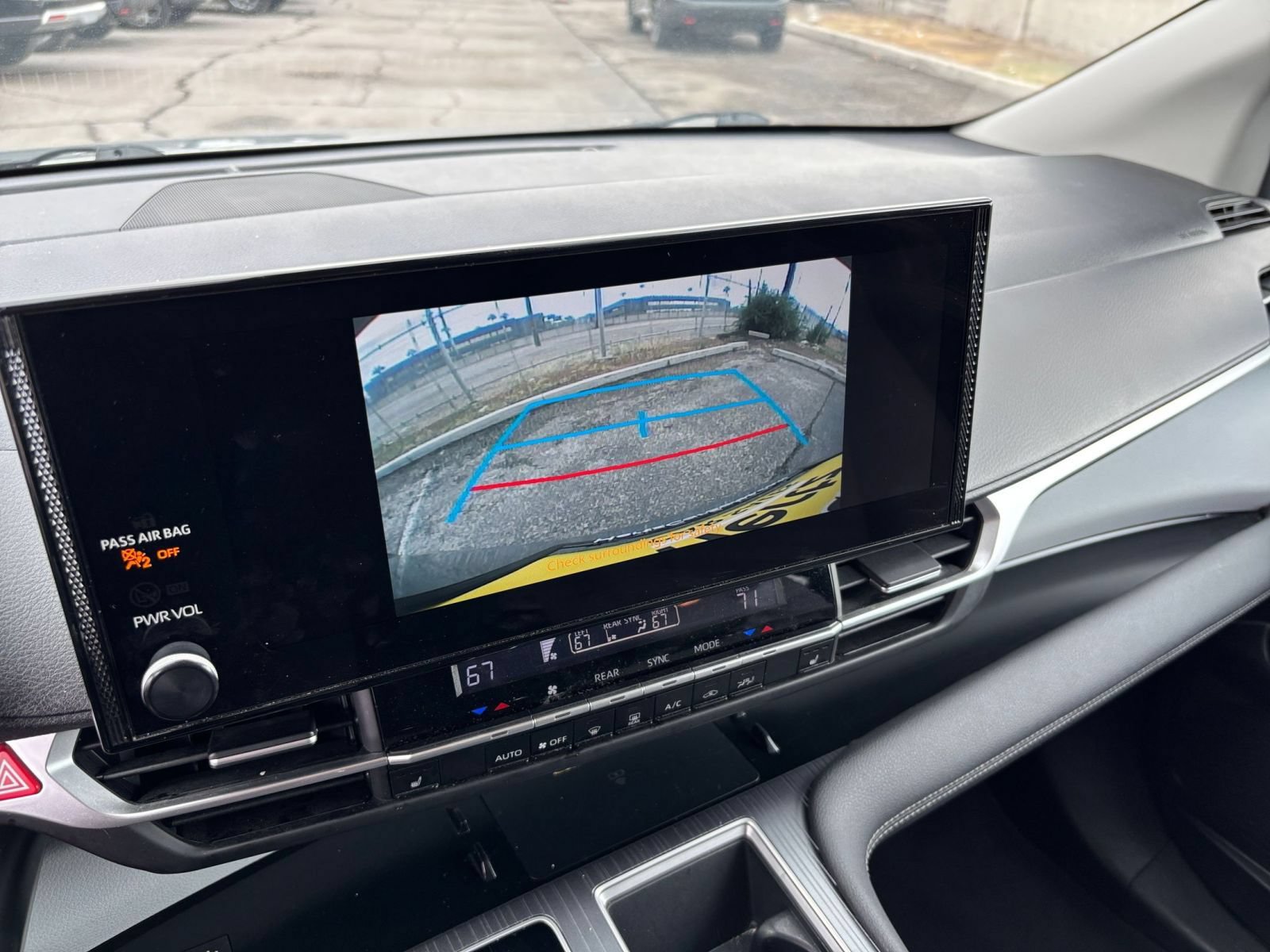 Used 2025 Toyota Sienna XLE FWD image 25