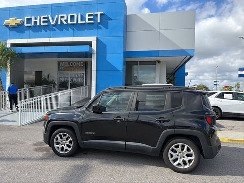 Used 2018 Jeep Renegade Latitude w/ Popular Equipment Group image 5