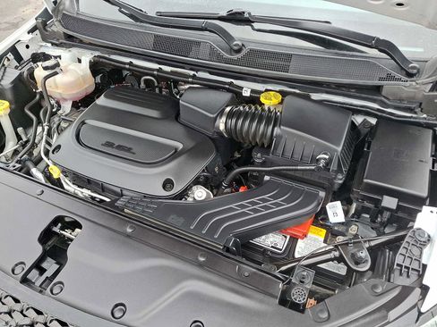 Used 2024 Chrysler Pacifica Touring-L image 26