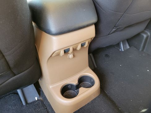 Used 2018 Jeep Wrangler Unlimited Sahara AWD/4WD image 11