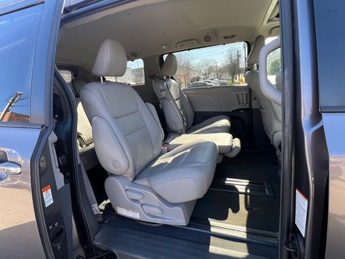Used 2019 Toyota Sienna XLE FWD image 31