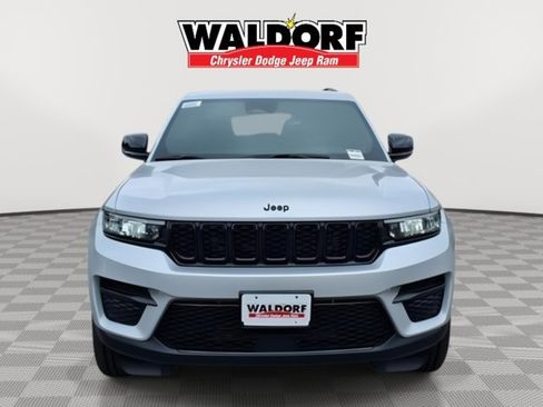 New 2025 Jeep Grand Cherokee Altitude image 8