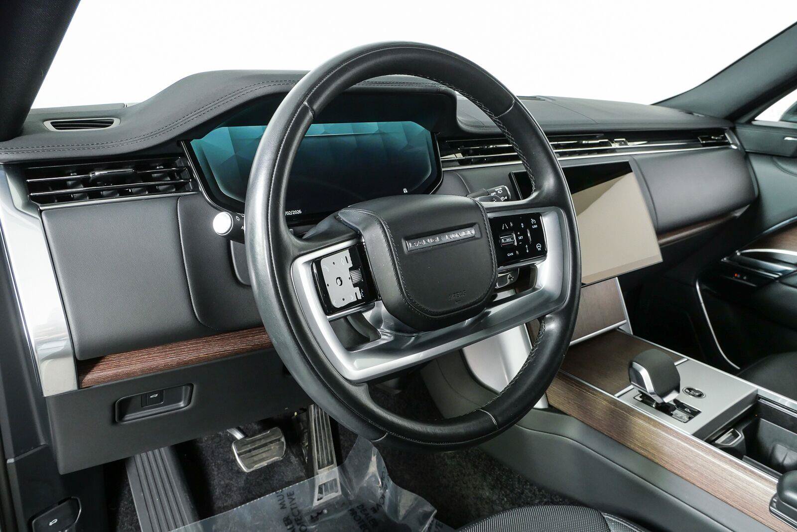 Used 2024 Land Rover Range Rover SE AWD/4WD image 3