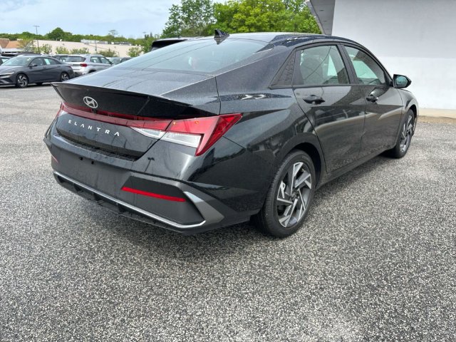 Used 2025 Hyundai Elantra Sport FWD image 3