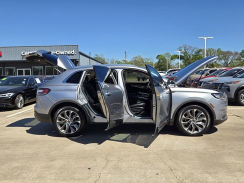 Used 2022 Lincoln Nautilus Reserve w/ Luxury Package image 12