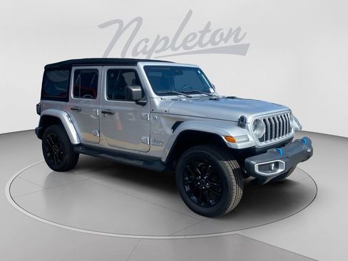 Used 2024 Jeep Wrangler Unlimited Sahara w/ Technology Group AWD/4WD image 3