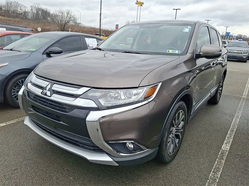 Used 2017 Mitsubishi Outlander SE image 3