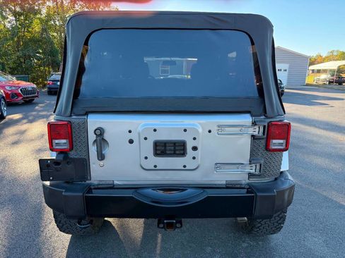 Used 2016 Jeep Wrangler Unlimited Sahara w/ Connectivity Group AWD/4WD image 8