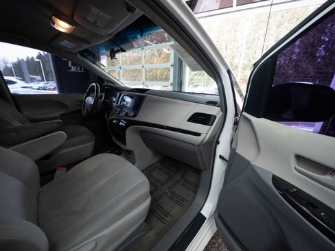 Used 2013 Toyota Sienna L image 26