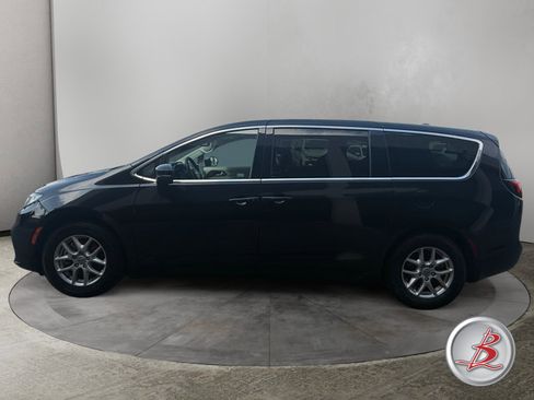 Used 2023 Chrysler Pacifica Touring-L FWD image 4