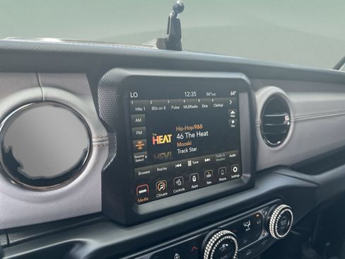 Used 2023 Jeep Wrangler Unlimited Sahara AWD/4WD image 12