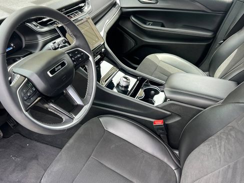 Used 2023 Jeep Grand Cherokee Altitude AWD/4WD image 10
