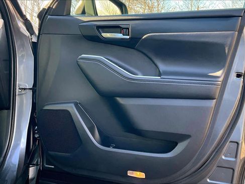Certified 2022 Toyota Highlander XLE image 21