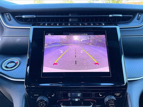 Certified 2025 Jeep Grand Cherokee Altitude image 13