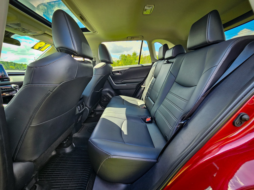 Used 2019 Toyota RAV4 XLE Premium w/ Cold Weather Package AWD/4WD image 30