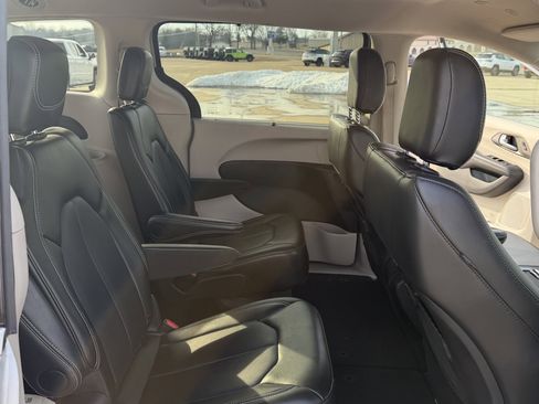 Used 2024 Chrysler Pacifica Touring-L image 32