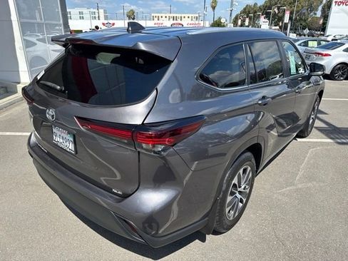 Certified 2024 Toyota Highlander XLE FWD image 11