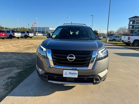 Used 2023 Nissan Pathfinder SL image 3