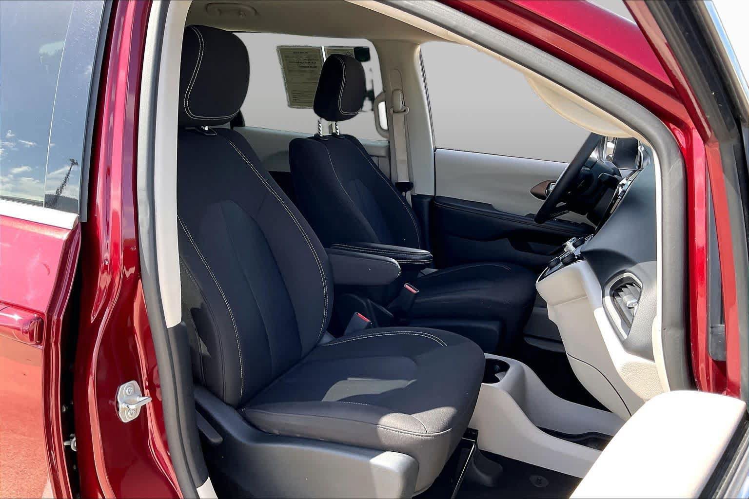 Used 2023 Chrysler Voyager LX FWD image 9