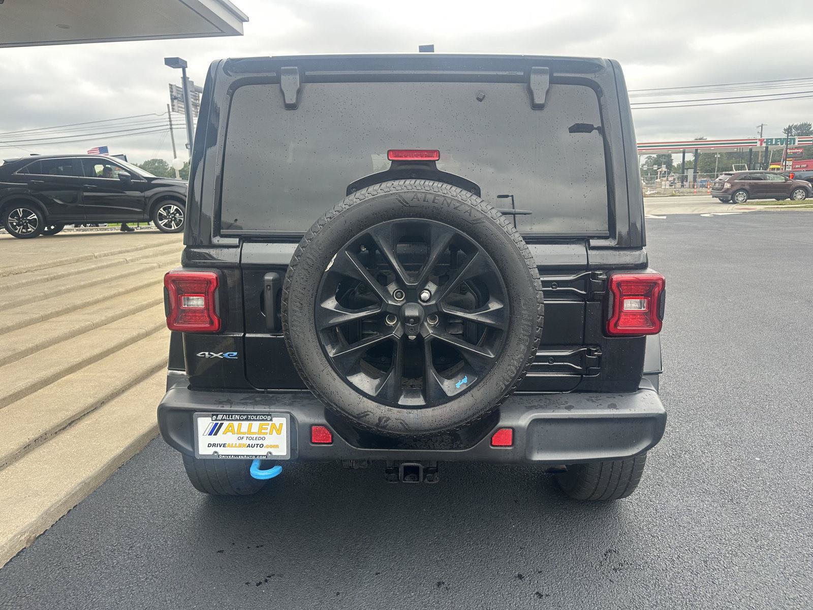 Used 2023 Jeep Wrangler Unlimited Sahara w/ Cold Weather Group AWD/4WD image 10