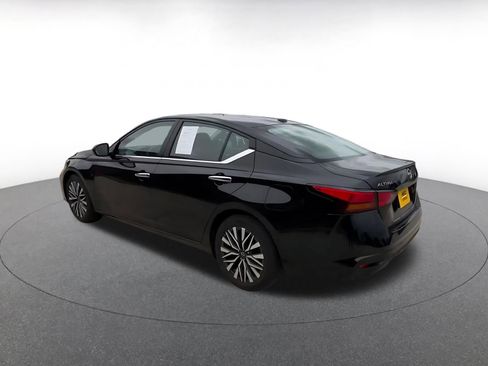 Used 2025 Nissan Altima 2.5 SV FWD image 10