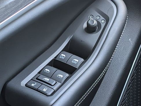 Used 2023 Jeep Grand Cherokee Limited w/ Black Appearance Package AWD/4WD image 23